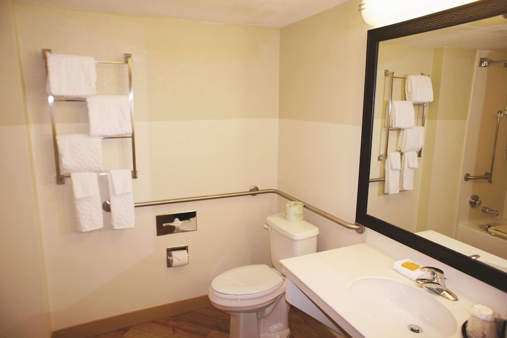 La Quinta Inn & Suites by Wyndham Raleigh Cary 18/44