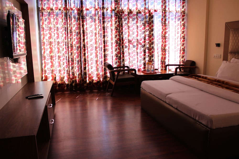 HOTEL PRESIDENT 24/49