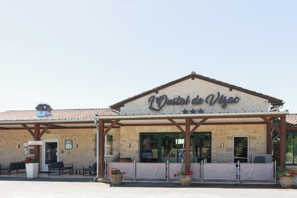 HOTEL L OUSTAL 1/50