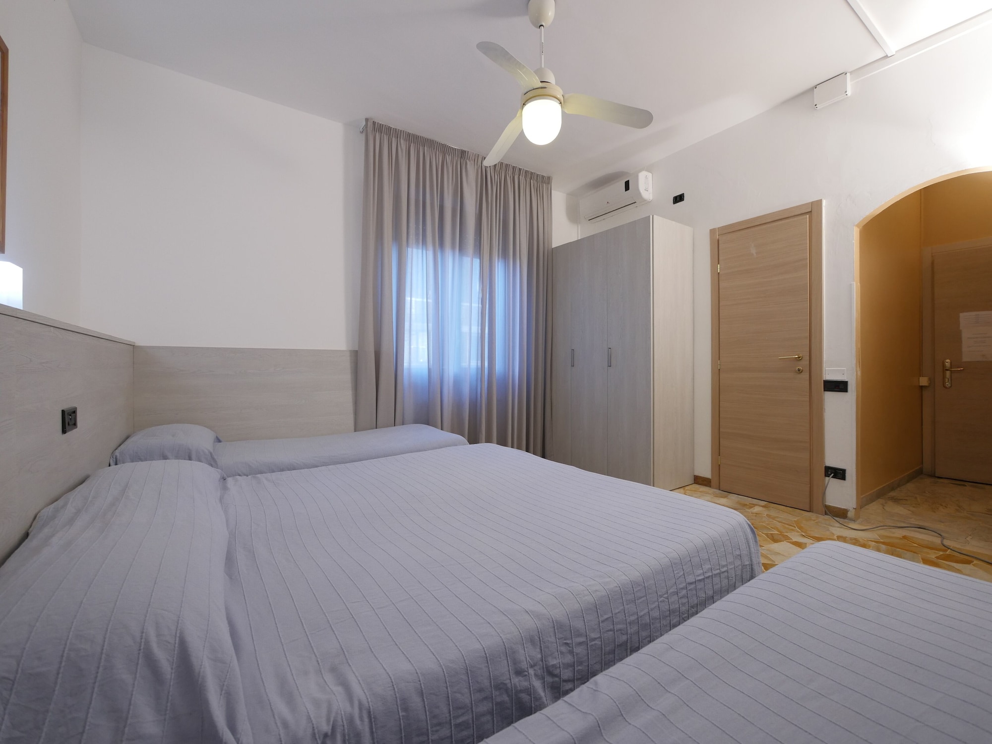 ROOM, QUADRUPLE