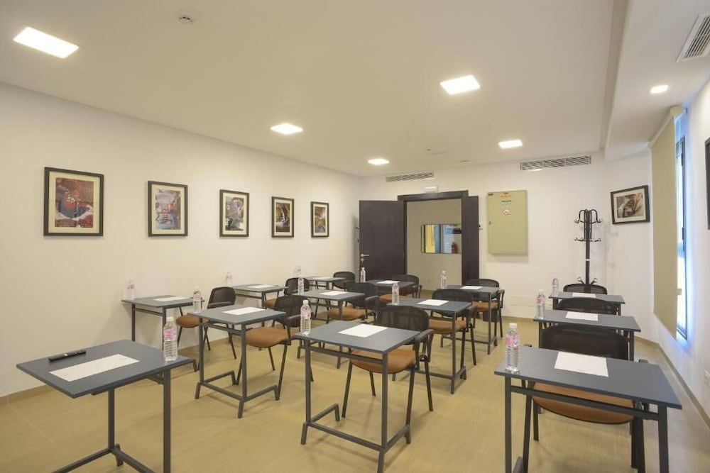 Maia Hotel Suites 38/44