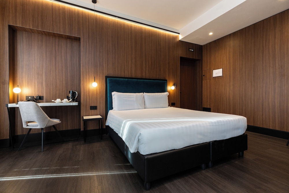 DELUXE, DOUBLE BED