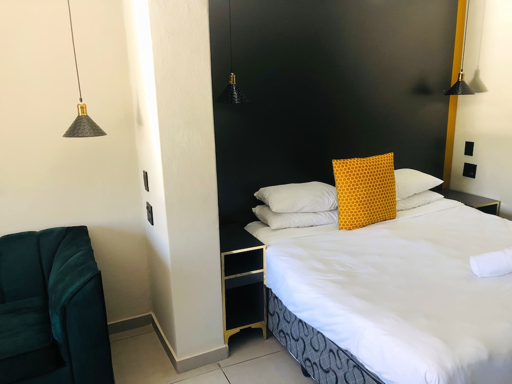 Elephant Springs Hotel &amp; Cabanas 37/80
