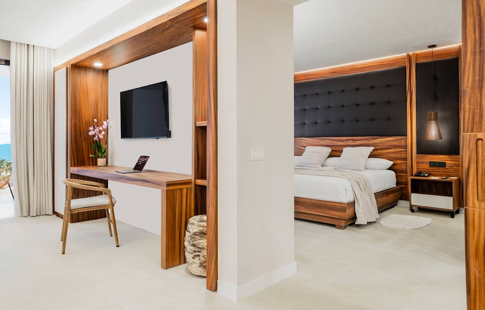 1 BEDROOM, MIRAGE, CLUB, SUITE, OUTDOOR JETTED TUB