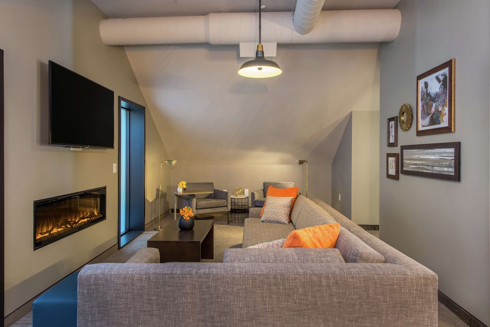 Hotel Saranac Curio Collection By Hilton 37/63