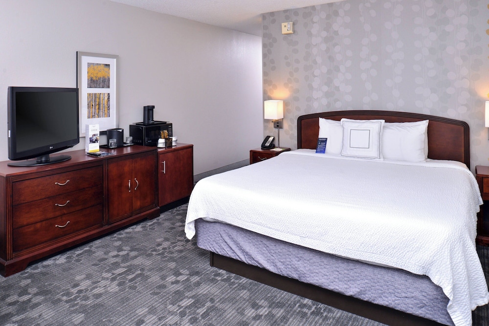 Courtyard By Marriott Decatur 8/50