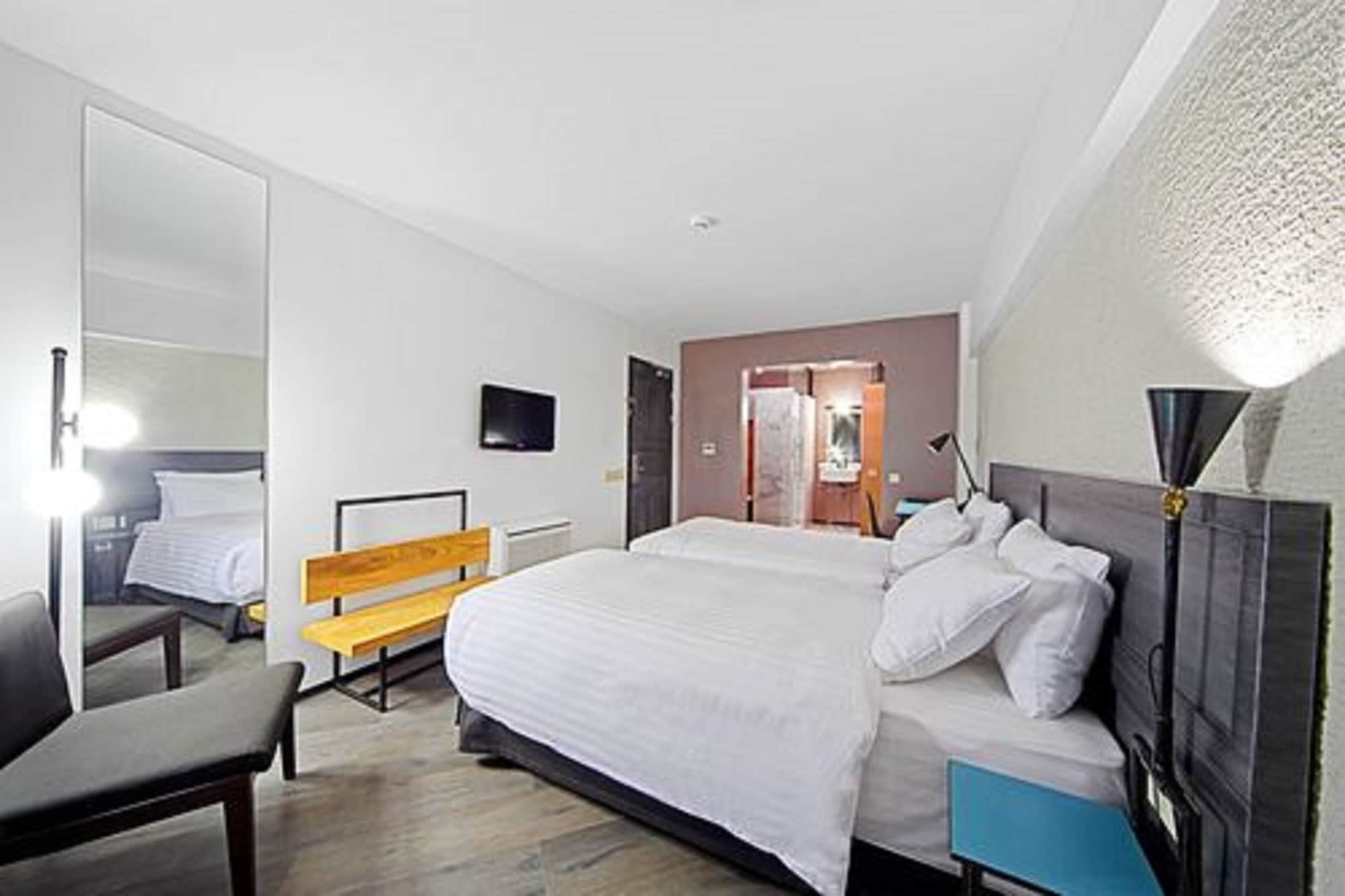 ROOM, TWIN BEDS