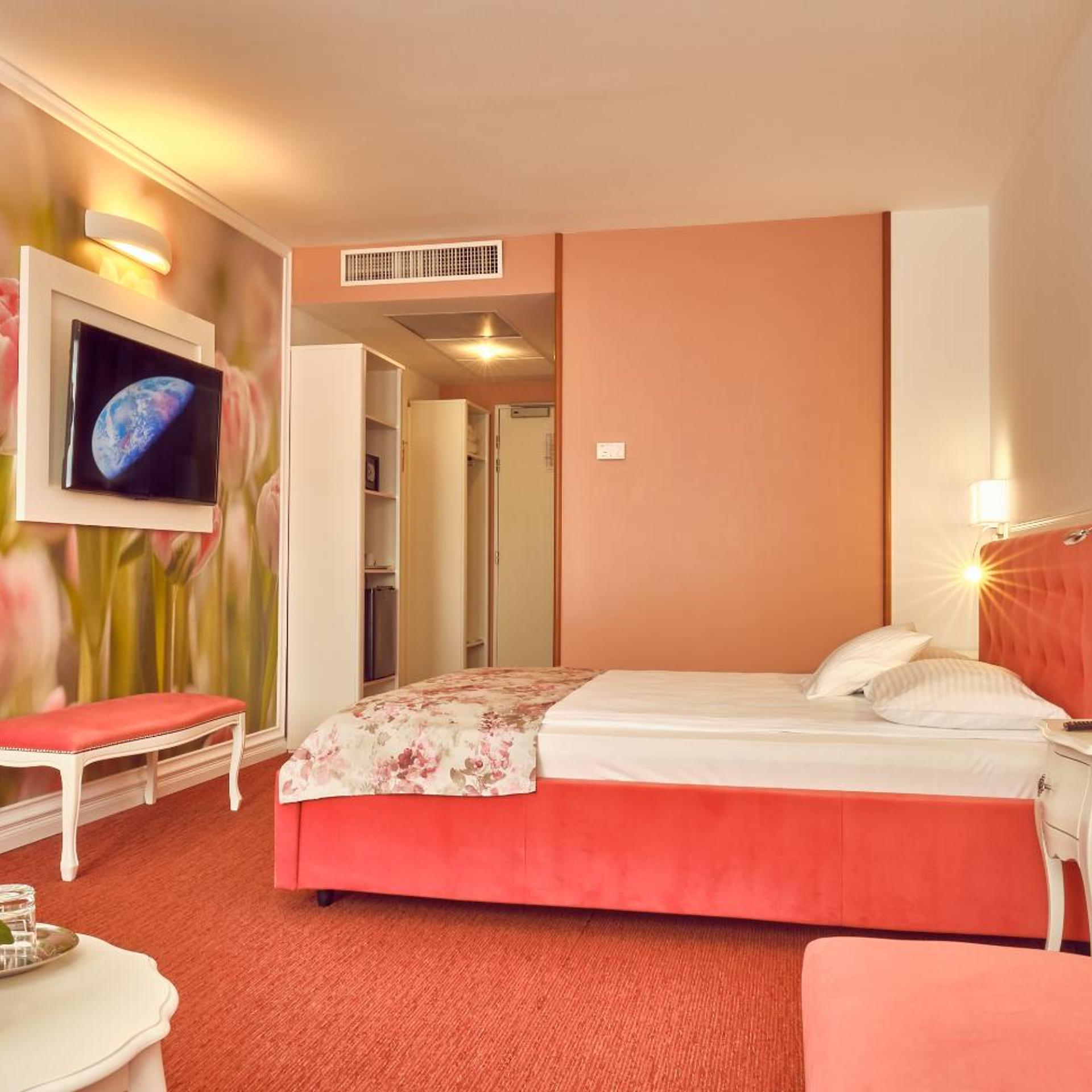 Palace of Parliament, Deluxe, Double Bed, Parliament View, Sofa