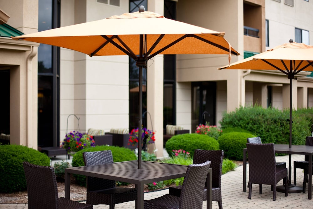 Courtyard Chicago St. Charles 33/38