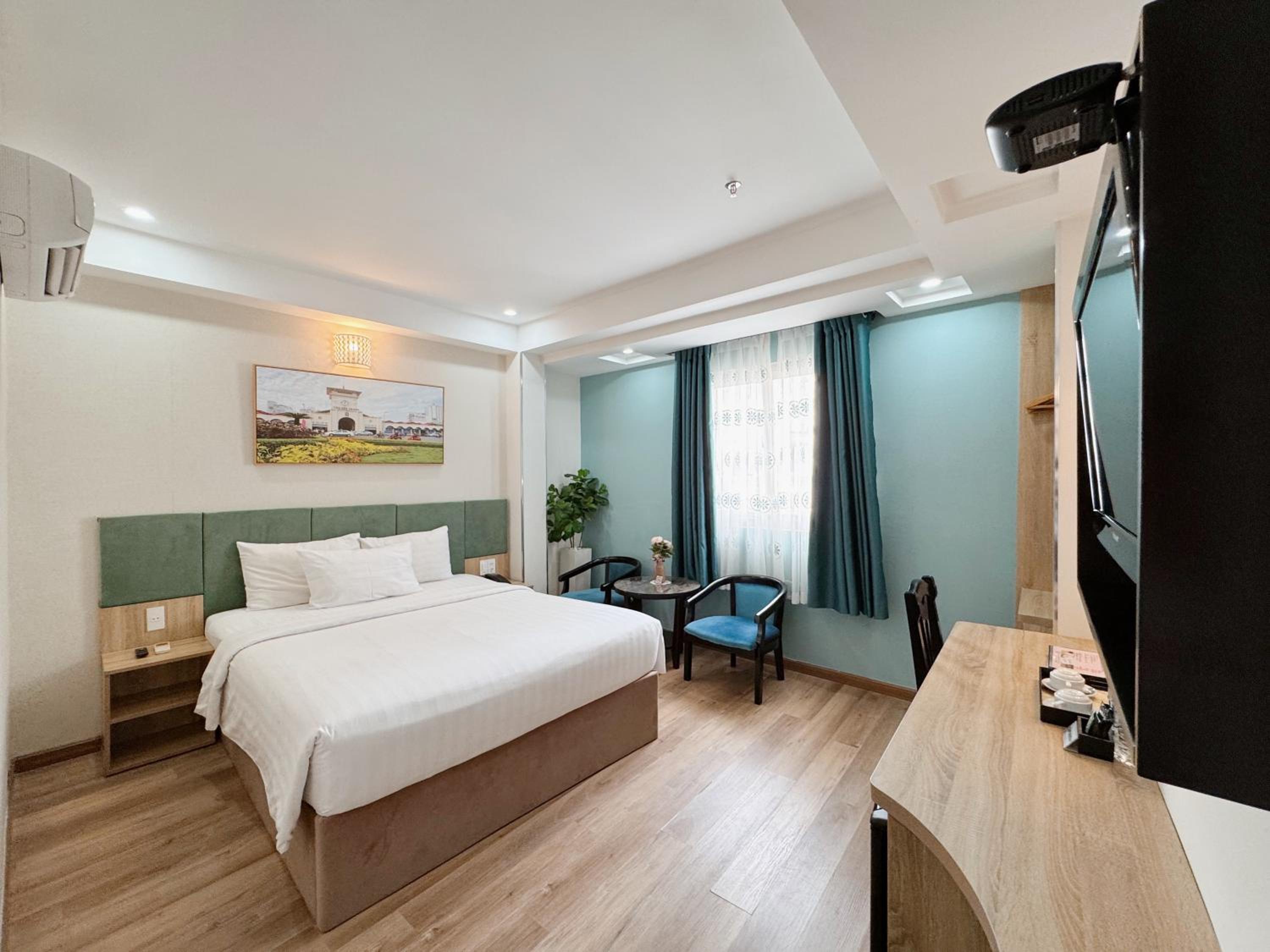 Premier, Queen Bed