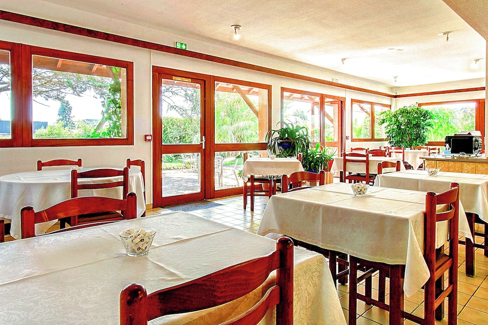 Brit Hotel Confort Pau Lons 23/36