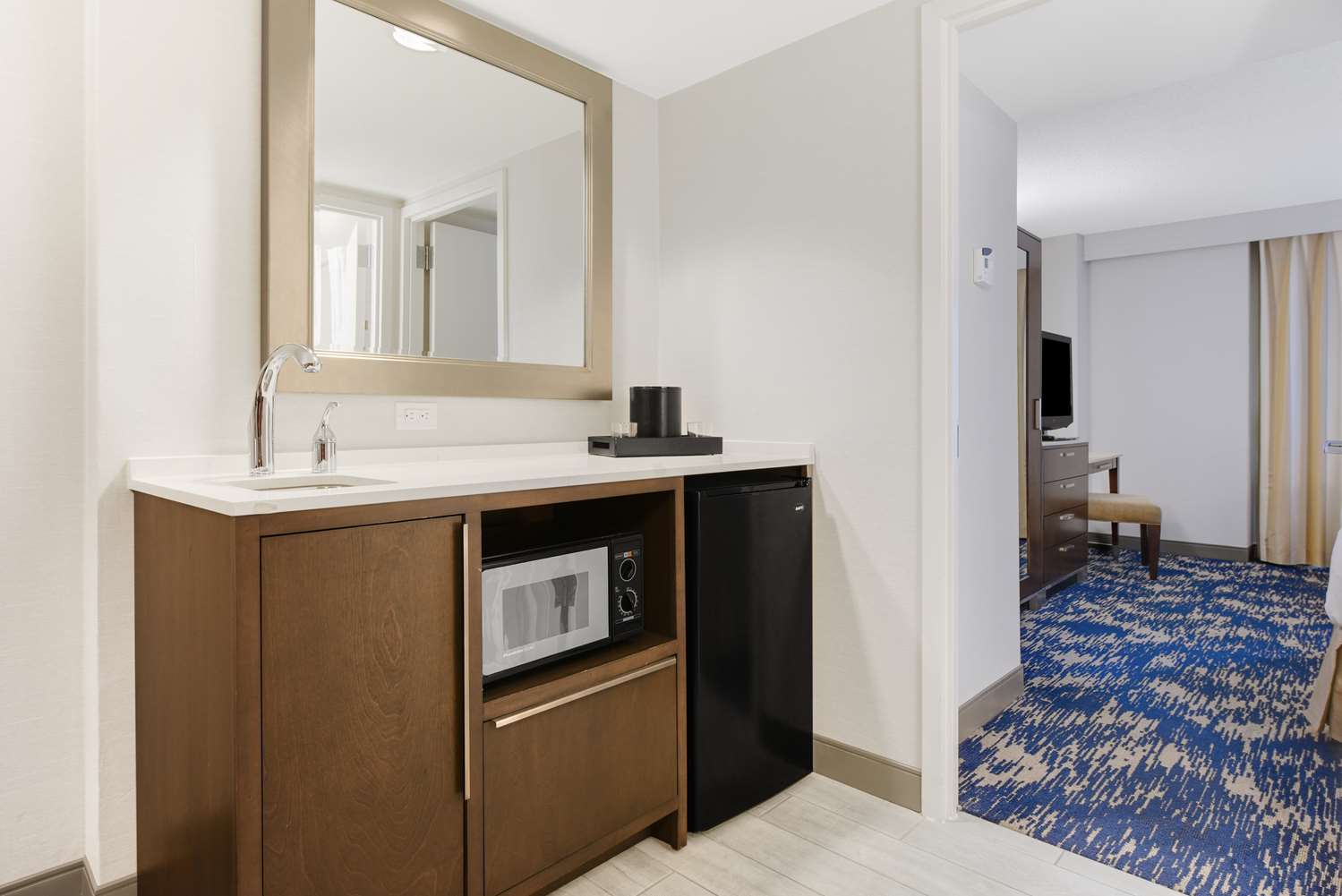 Suite, Double Bed, Balcony, Embassy Suites Alexandria Old Town 3/3