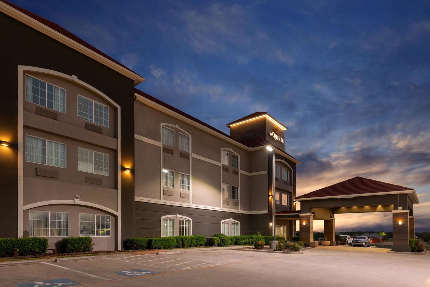 La Quinta Inn & Suites by Wyndham Bridgeport 11/12