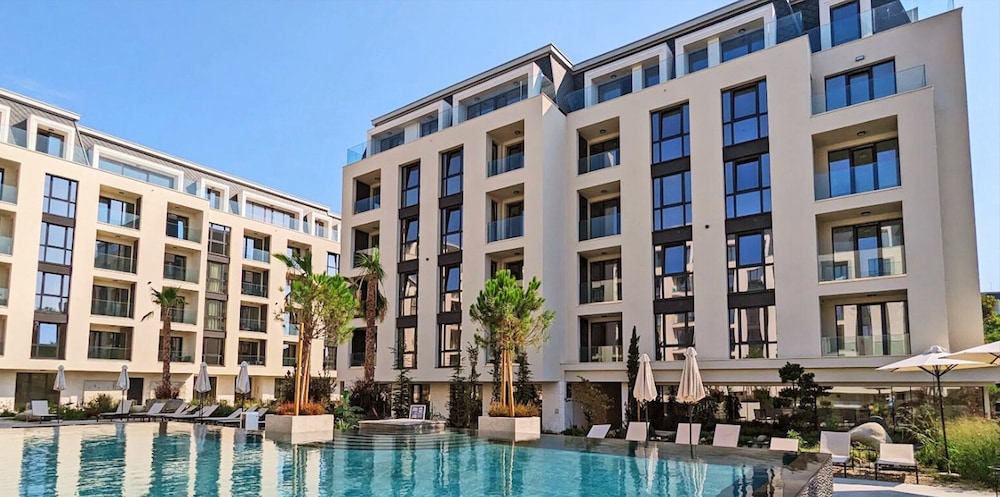 Azur Premium Resort 68/75