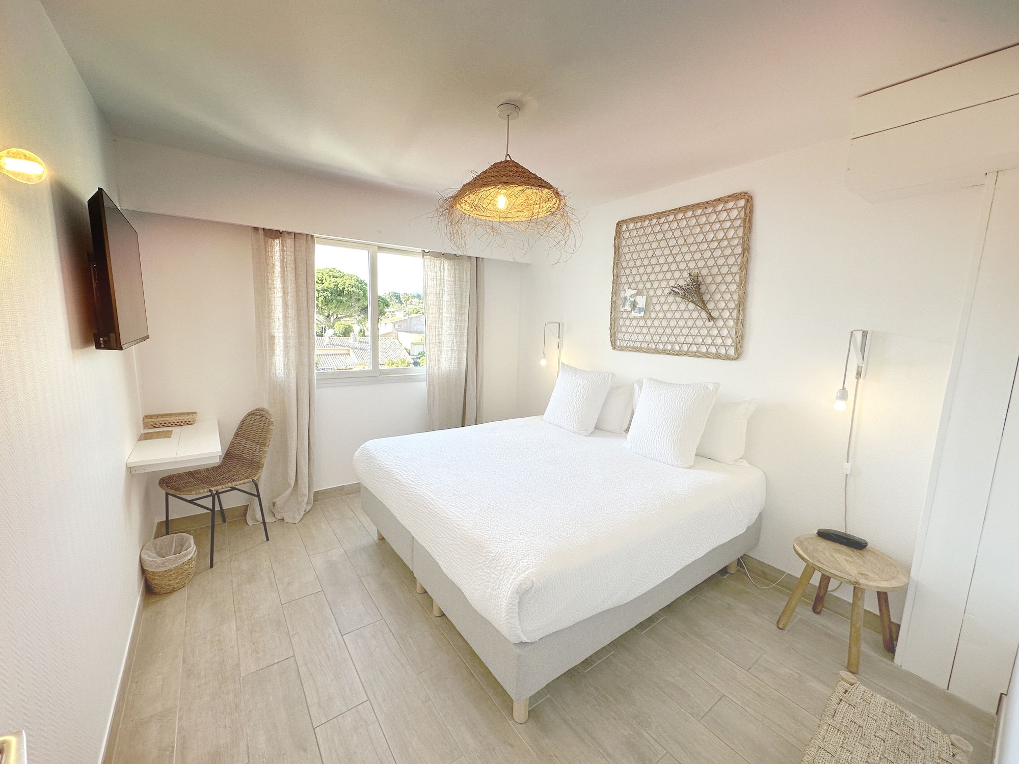ROOM, DOUBLE OR TWIN BED