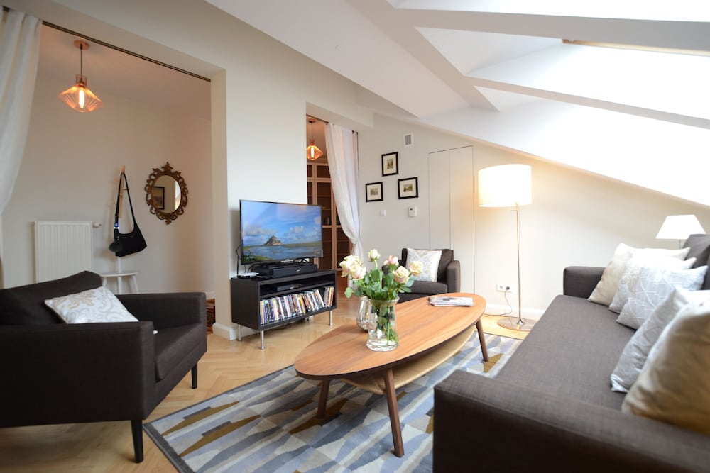 CRYSTAL SUITES OLD TOWN 46/68