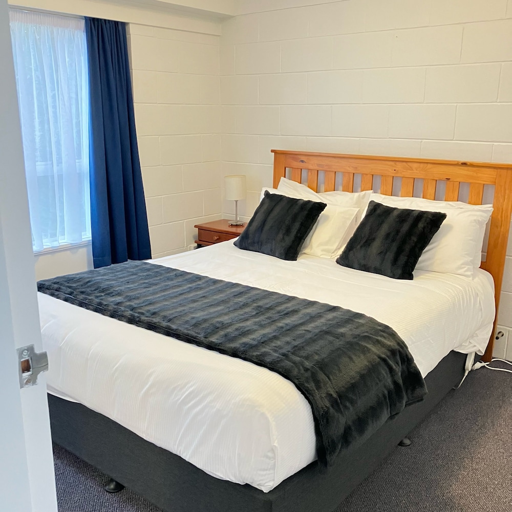 2 BEDROOMS, APARTMENT, BATHTUB