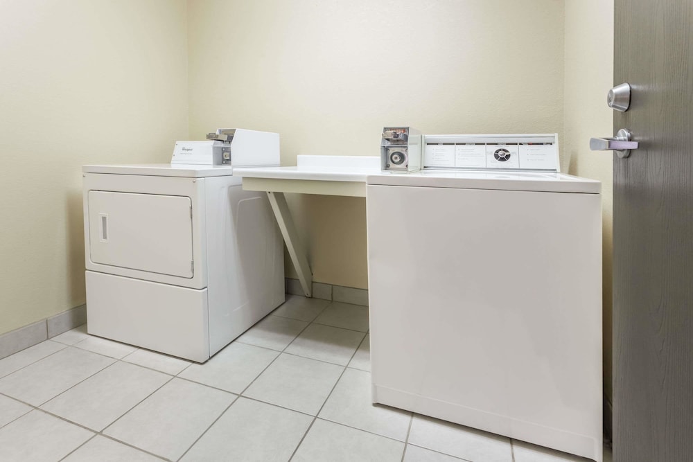 Days Inn & Suites by Wyndham Kaukauna WI 31/58