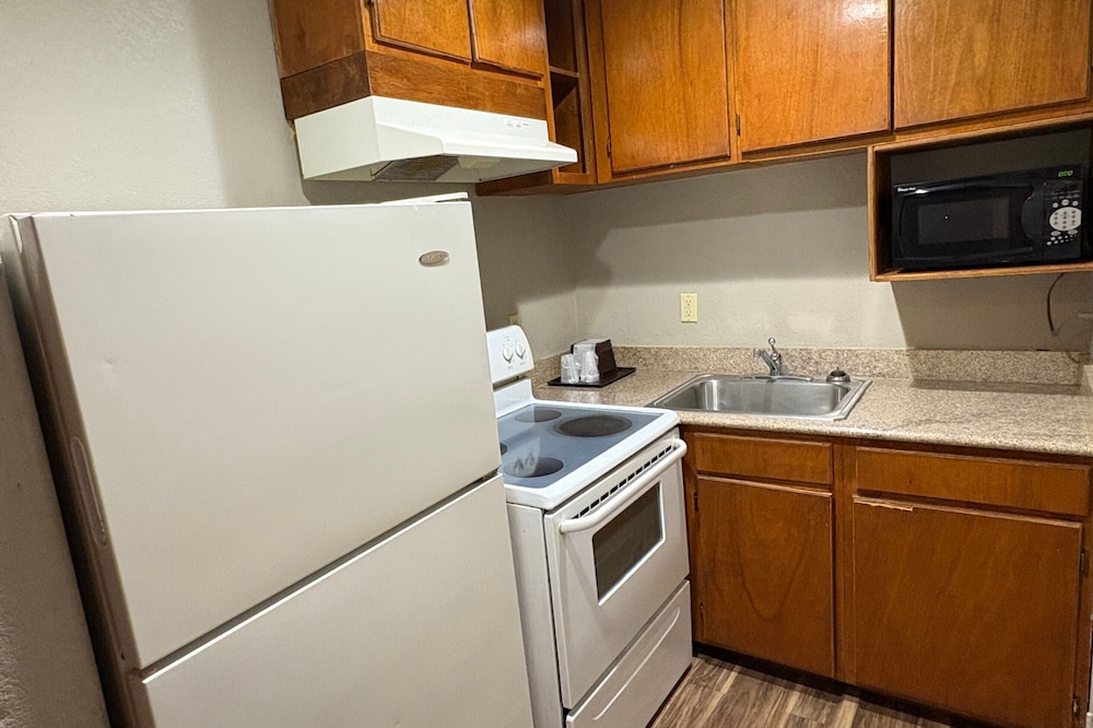 Room, 2 King Beds, Kitchenette, Accessible 9/10