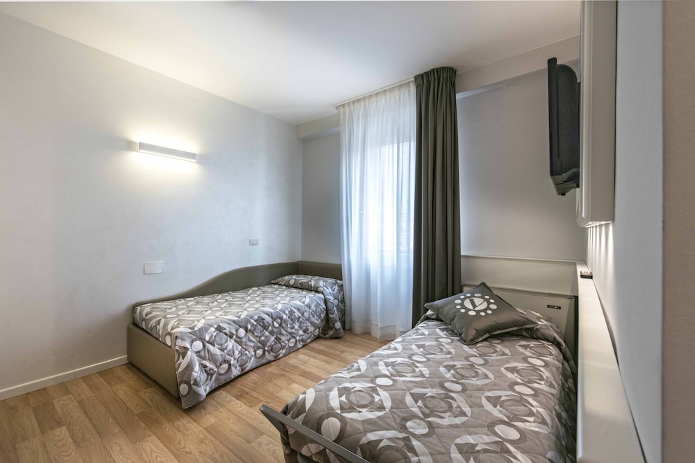 ROOM, DOUBLE OR TWIN BED, CITY VIEW