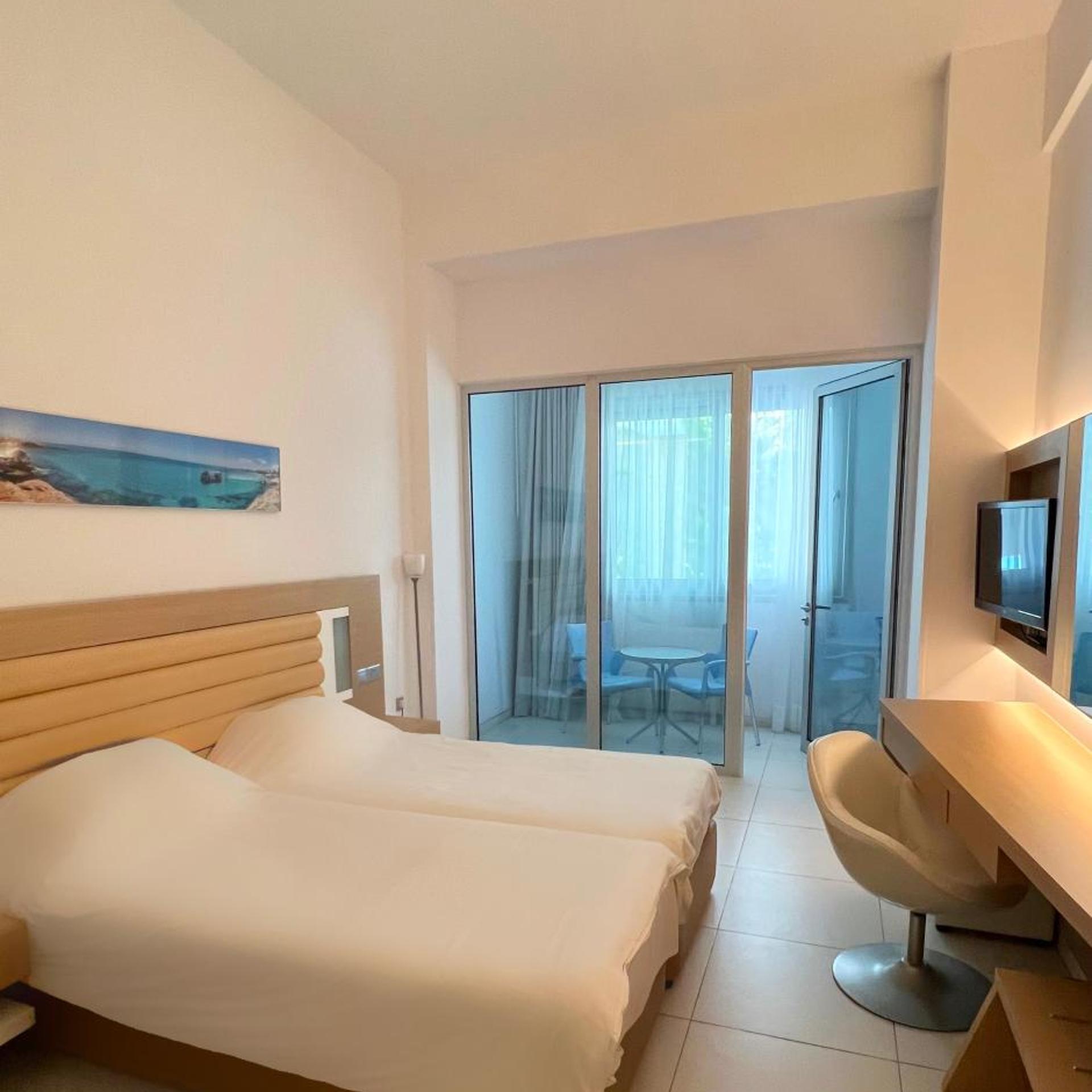 Economy, Double or Twin Bed, No Balcony، Vrissaki Beach Hotel 3/8