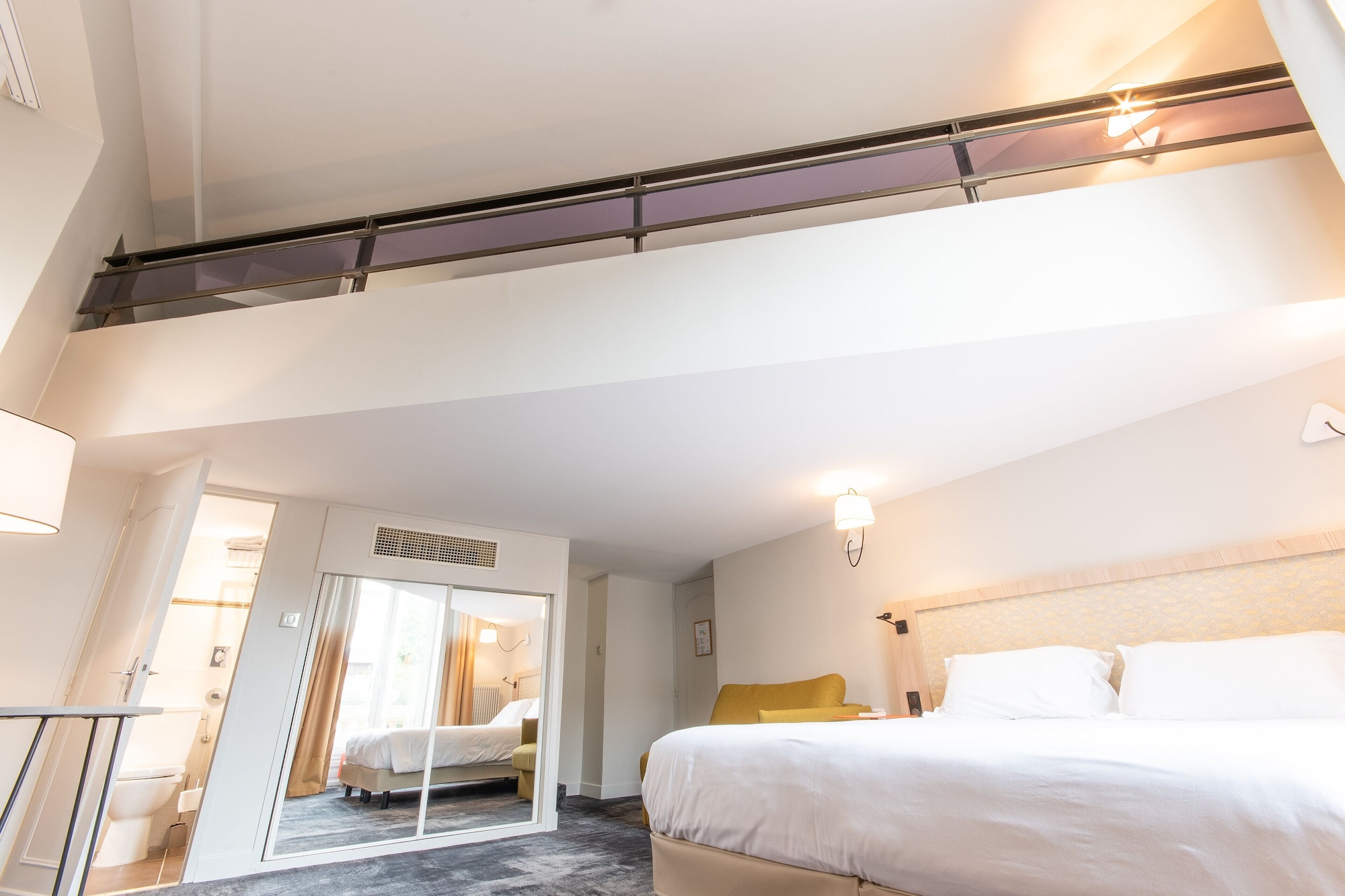 ROOM, QUADRUPLE