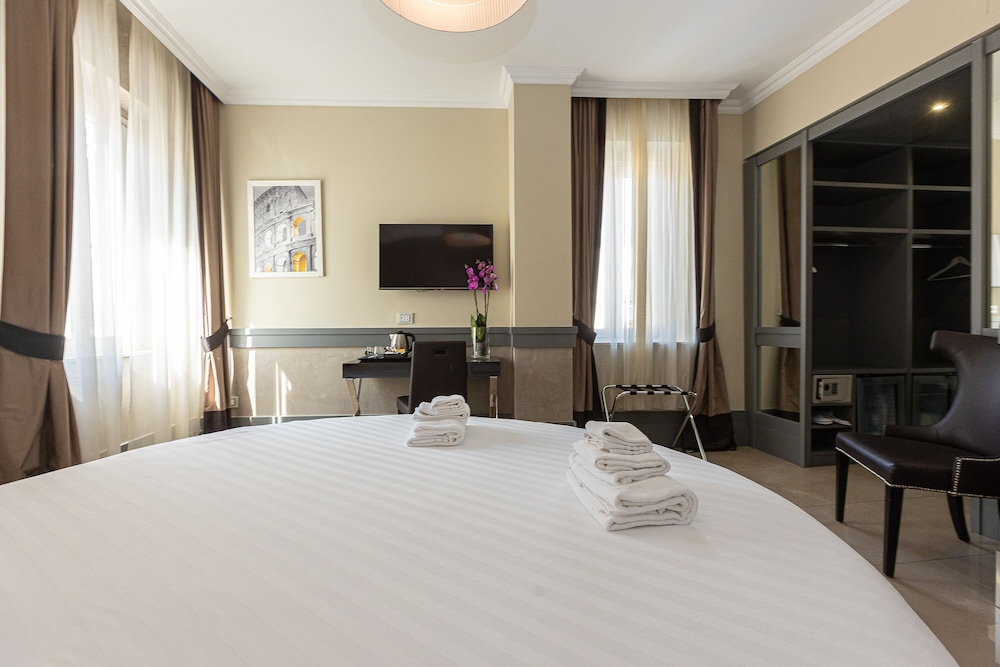 غرفة ديلوكس بسرير كينج وسرير كوين بغرفتي نوم، Hotel Castellino Roma 5/10