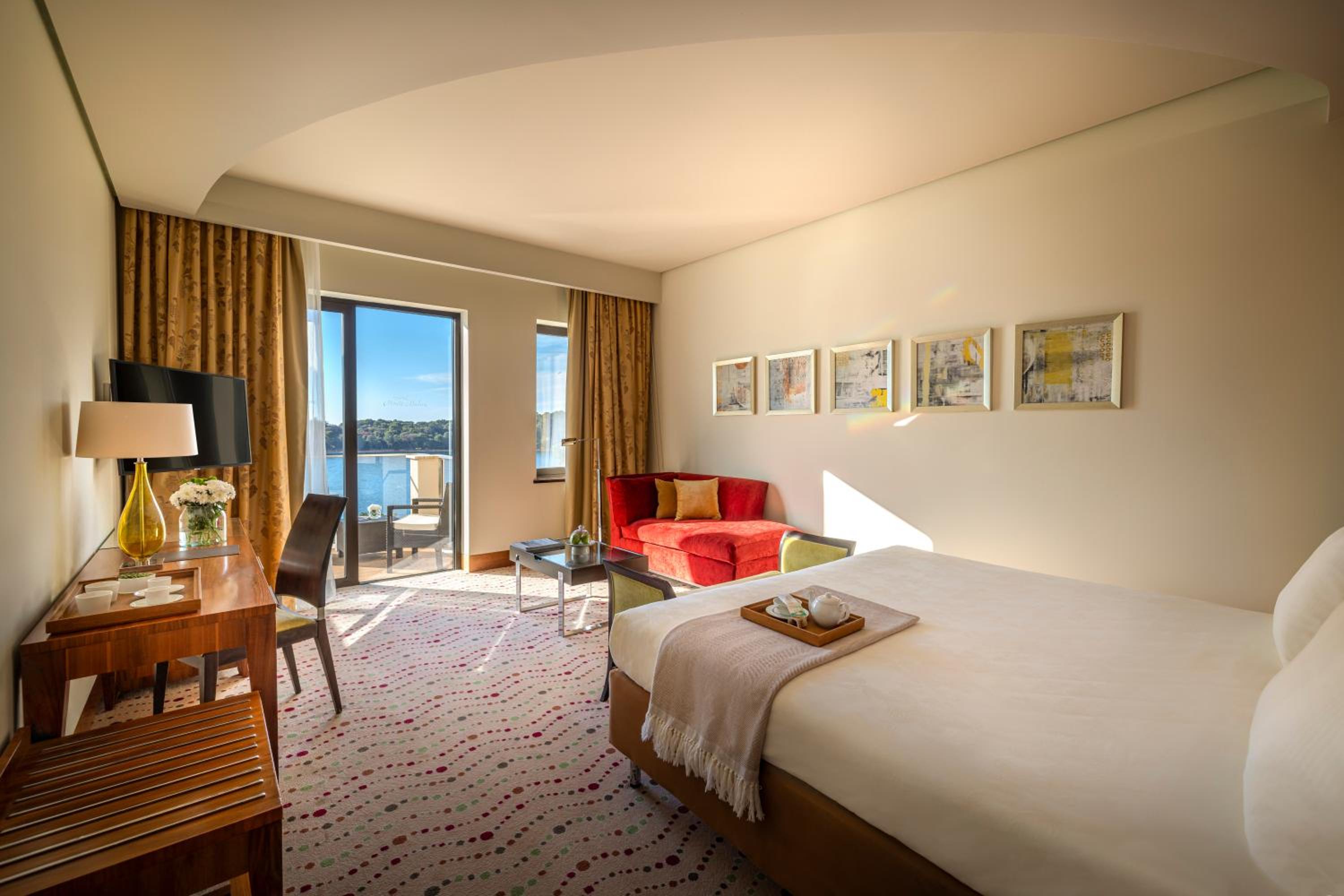DELUXE, DOUBLE OR TWIN BED