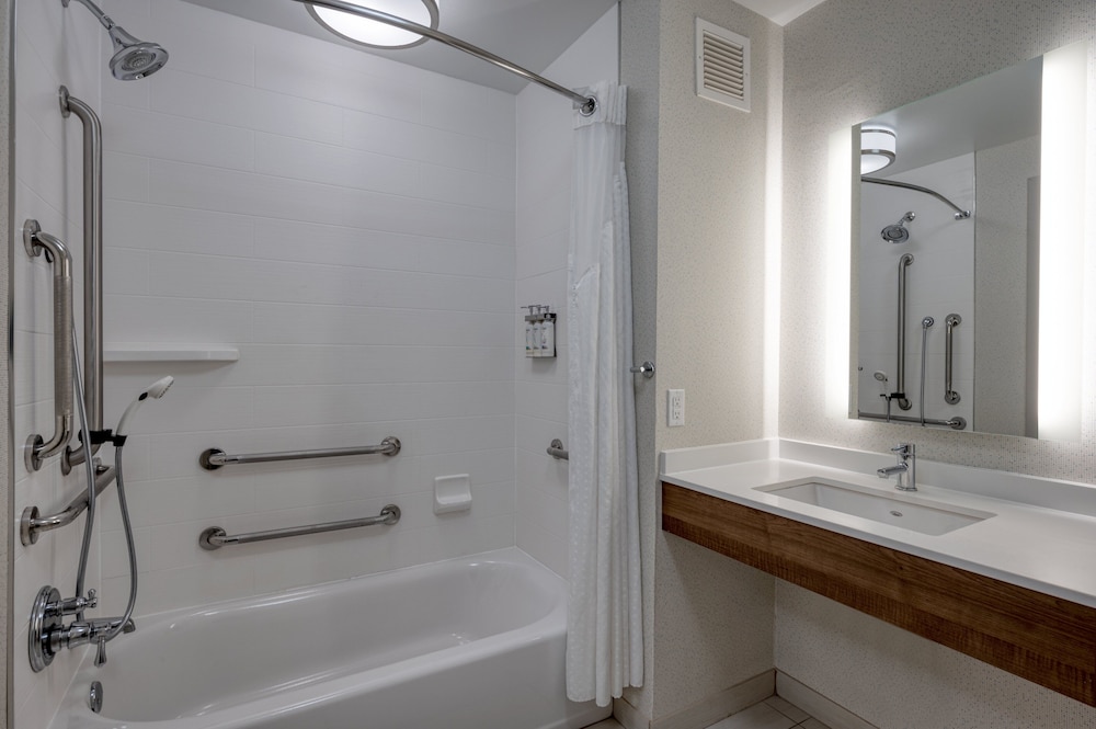 Suite, Queen Bed, Accessible