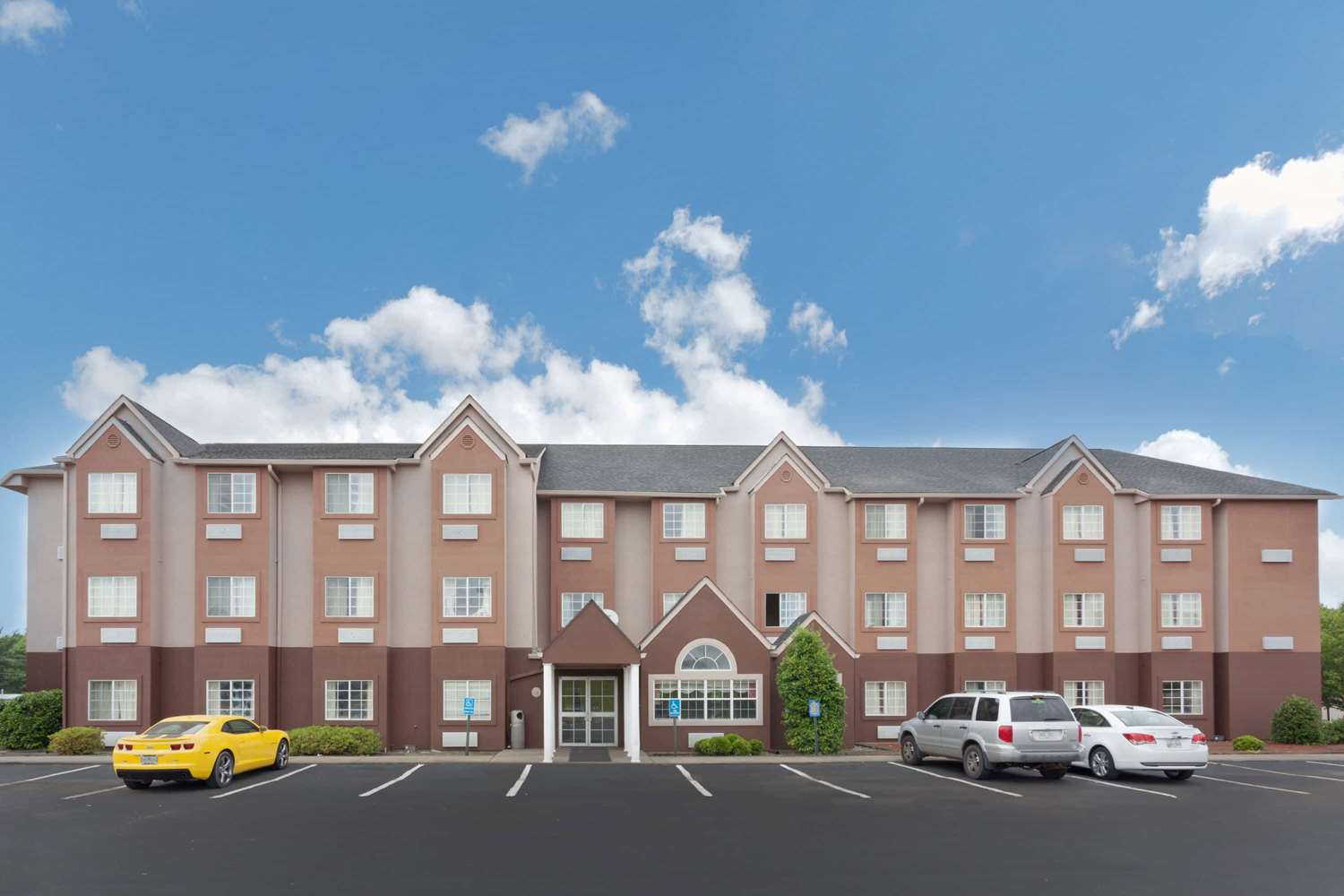 Days Inn & Suites by Wyndham Brandon Amphitheater 4/27