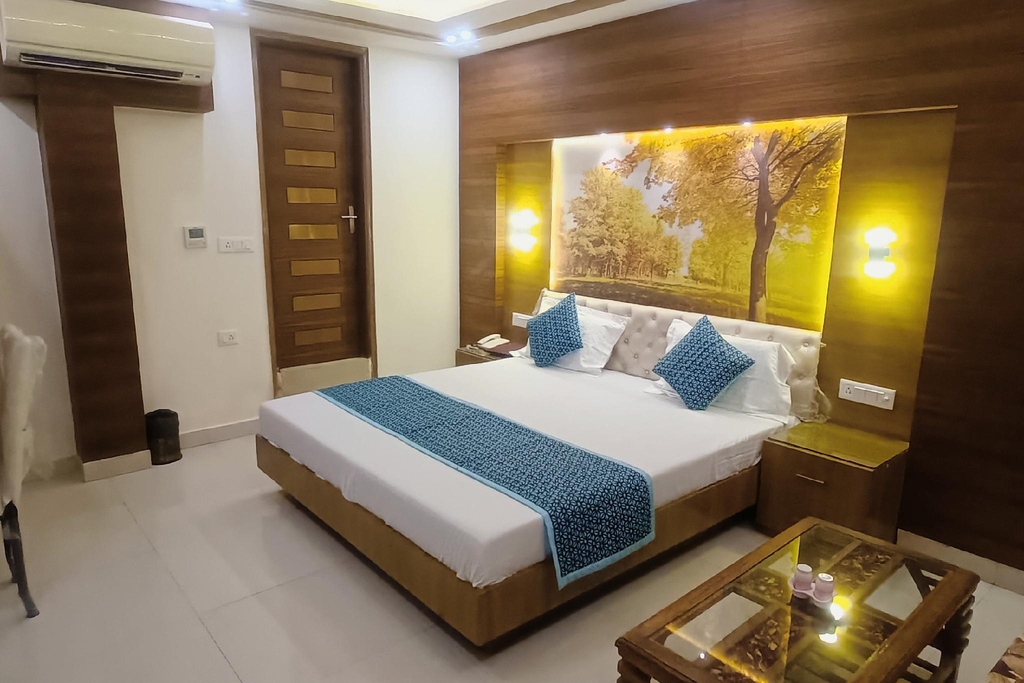 Super, Deluxe, King Bed, Sofa