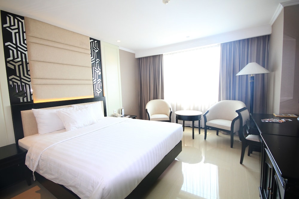 NEW, DELUXE, KING BED