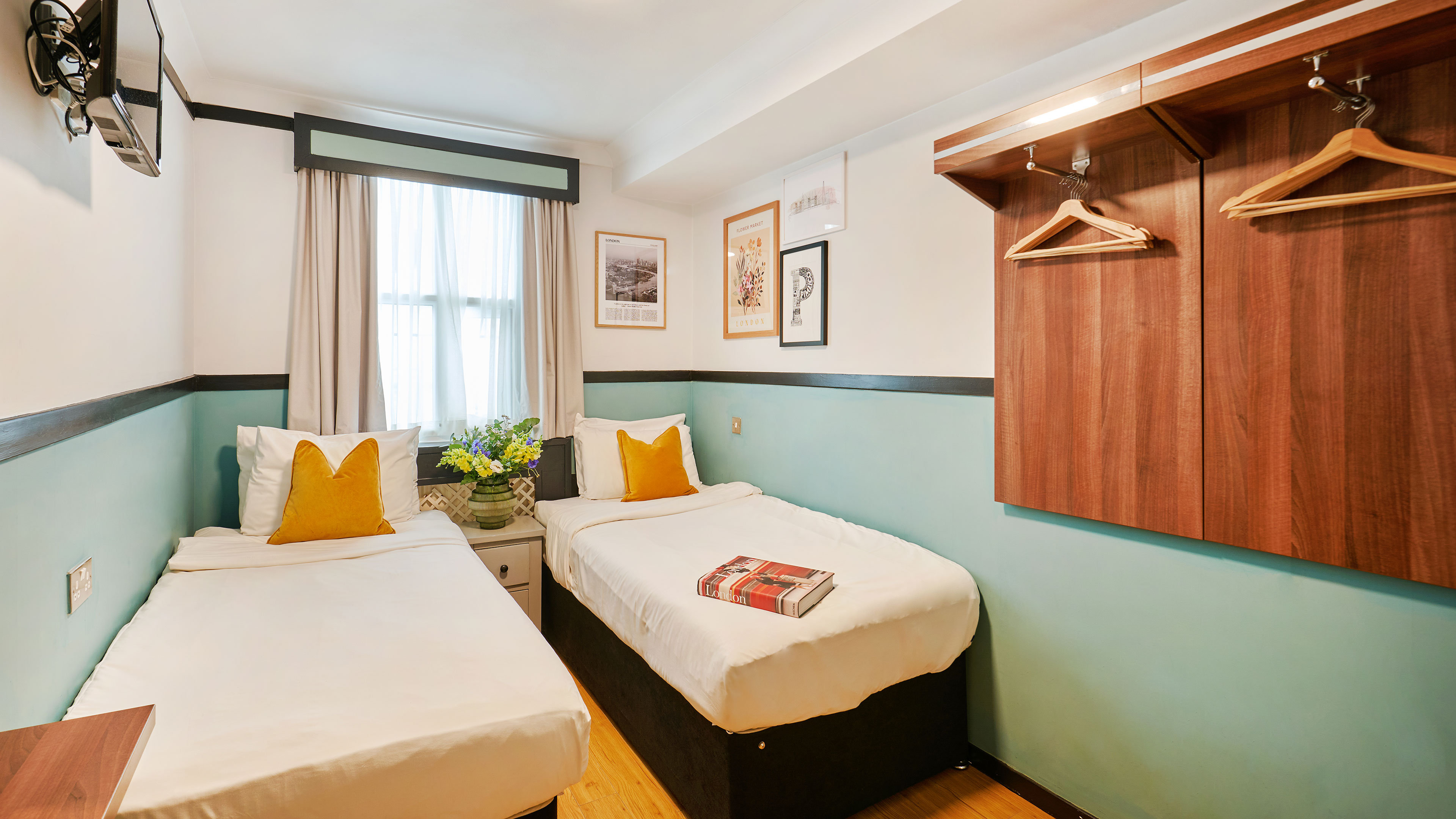 Huttons Hotel, Victoria London 15/63