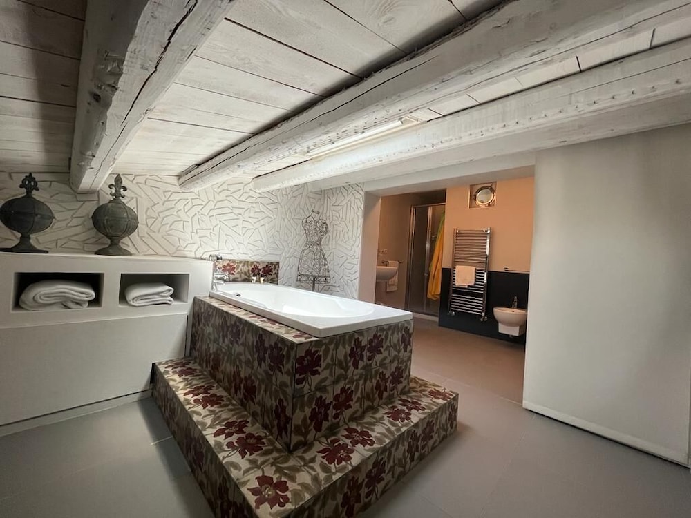Deluxe, City View, Bathtub