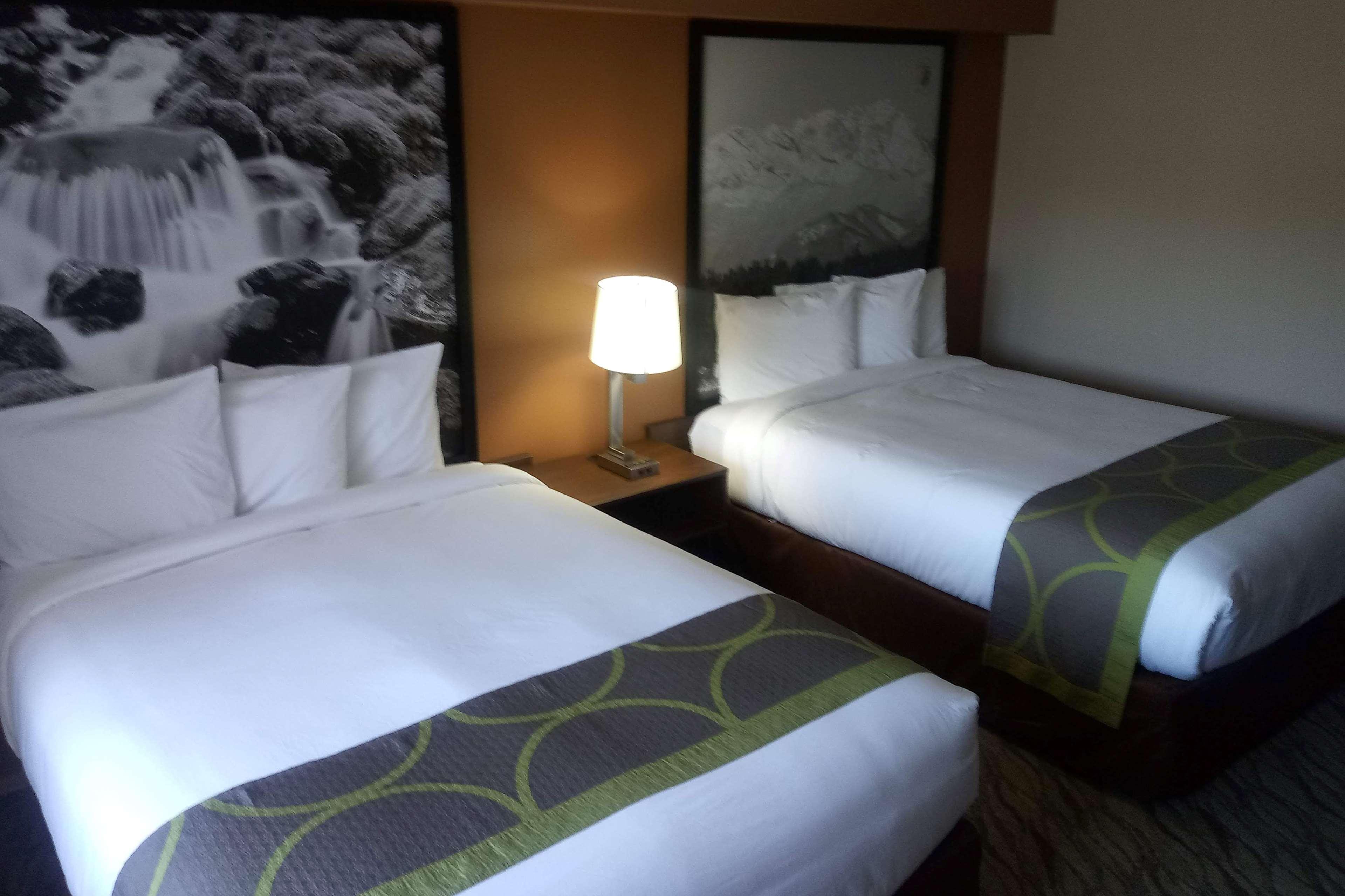 Super 8 By Wyndham Lynnwood 6/17