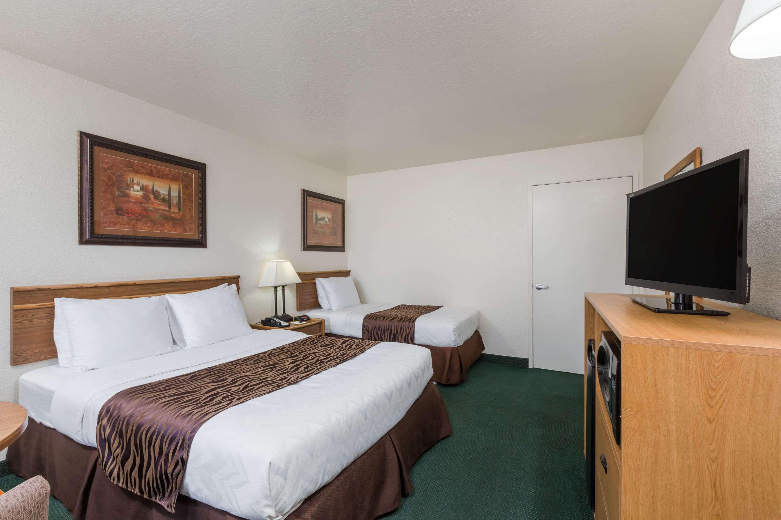 جناح استوديو بسرير كوين وسرير فردي لذوي الإعاقة، Super 8 by Wyndham Fort Bragg 3/4