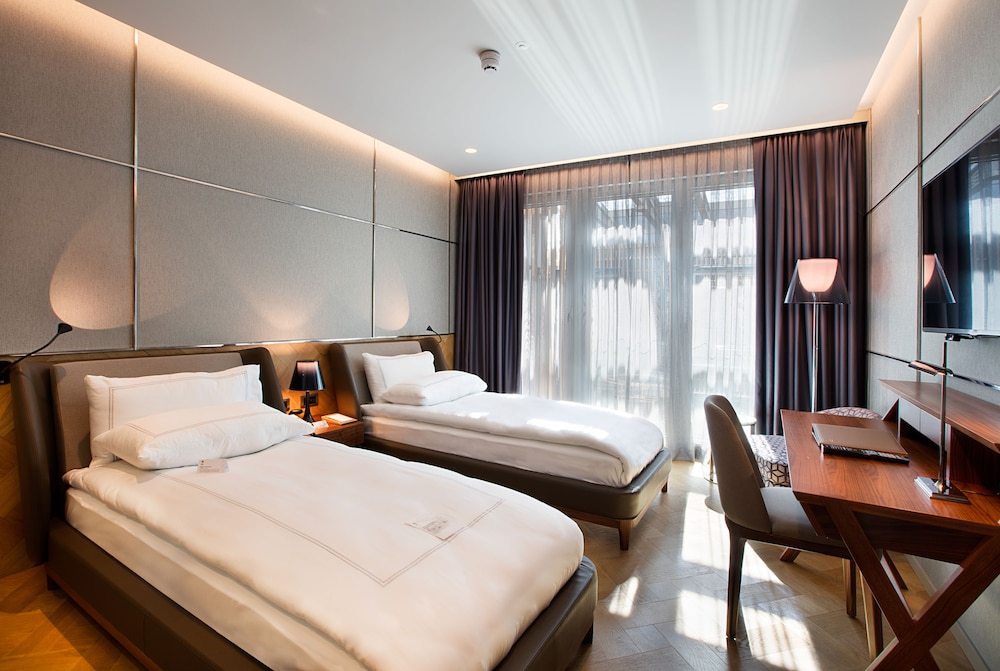 DELUXE, TWIN BEDS