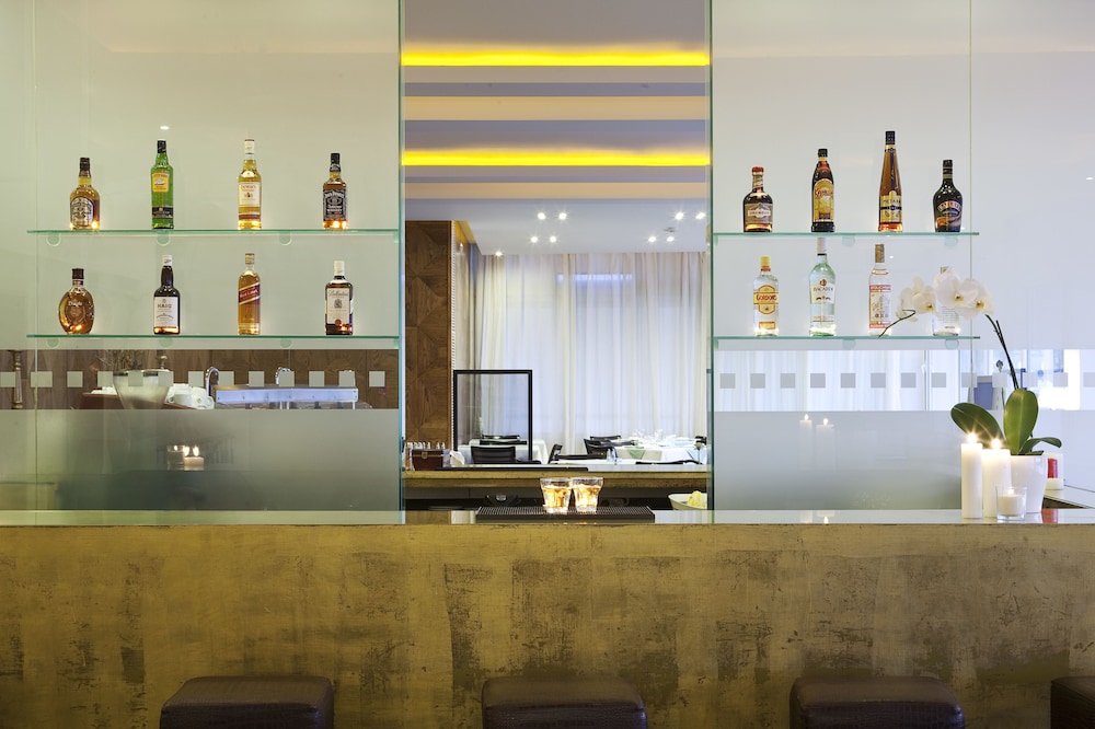 LUCY HOTEL 4/40