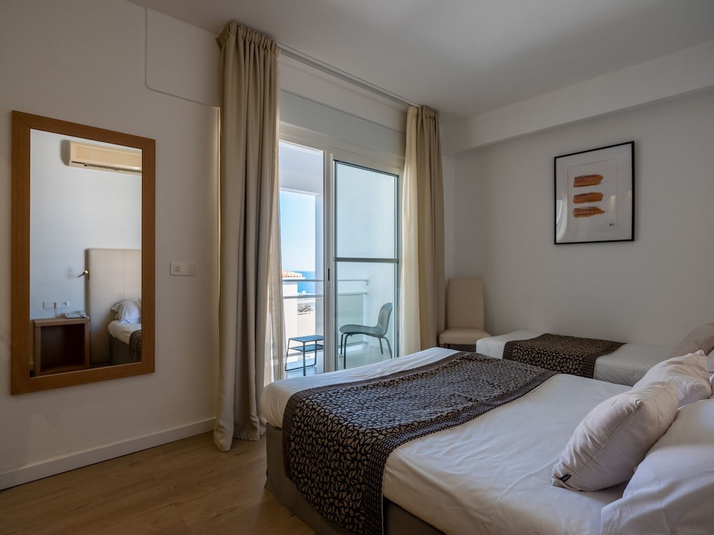 Room, Triple, 1 Double and 1 Single Bed, Balcony, Xl
