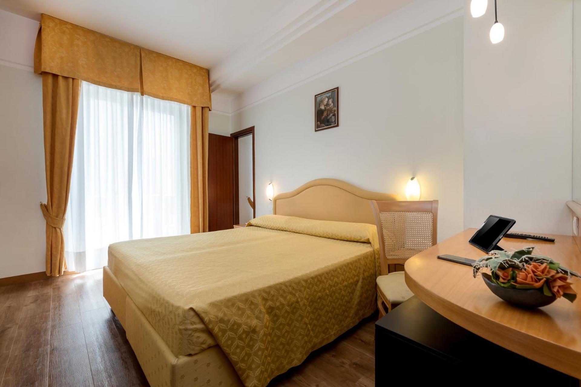 Classic, Double or Twin Bed, Lateral Side Sea View