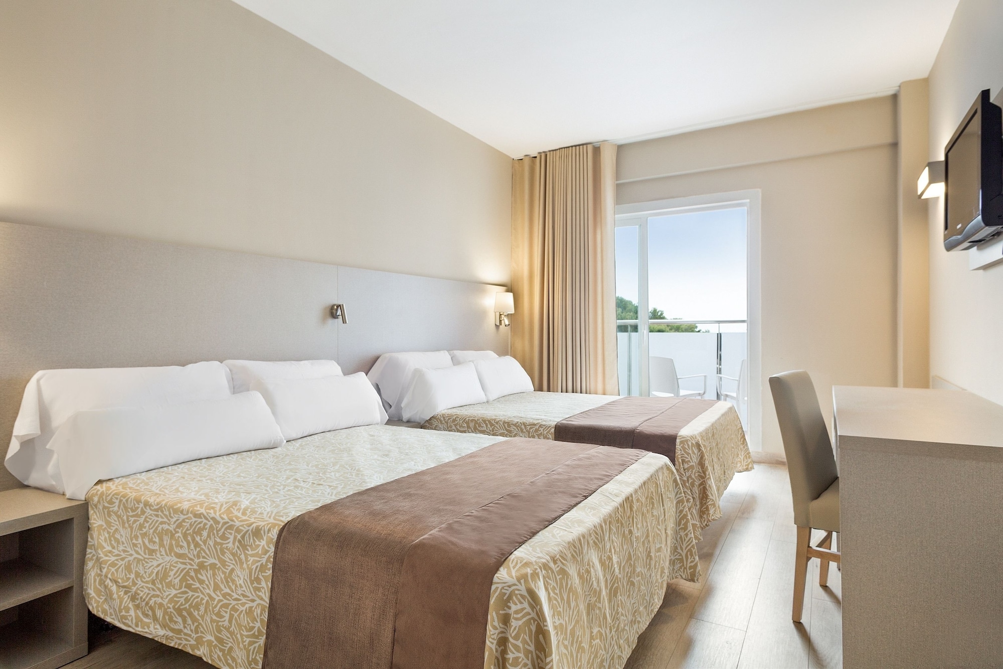 STANDARD, 2 DOUBLE BEDS