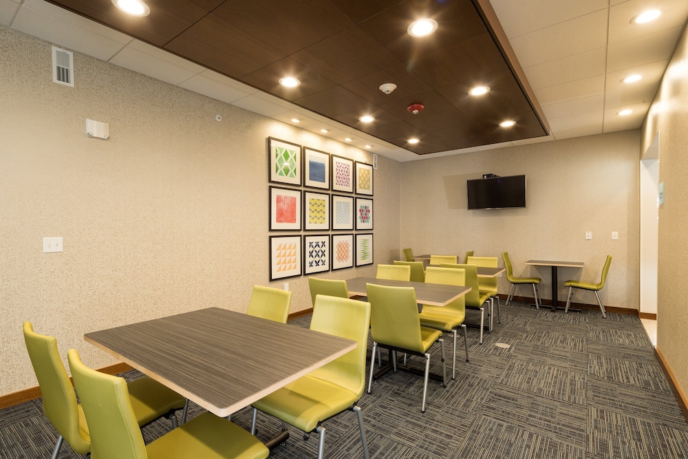 Holiday Inn Express And Suites Auburn 43/46