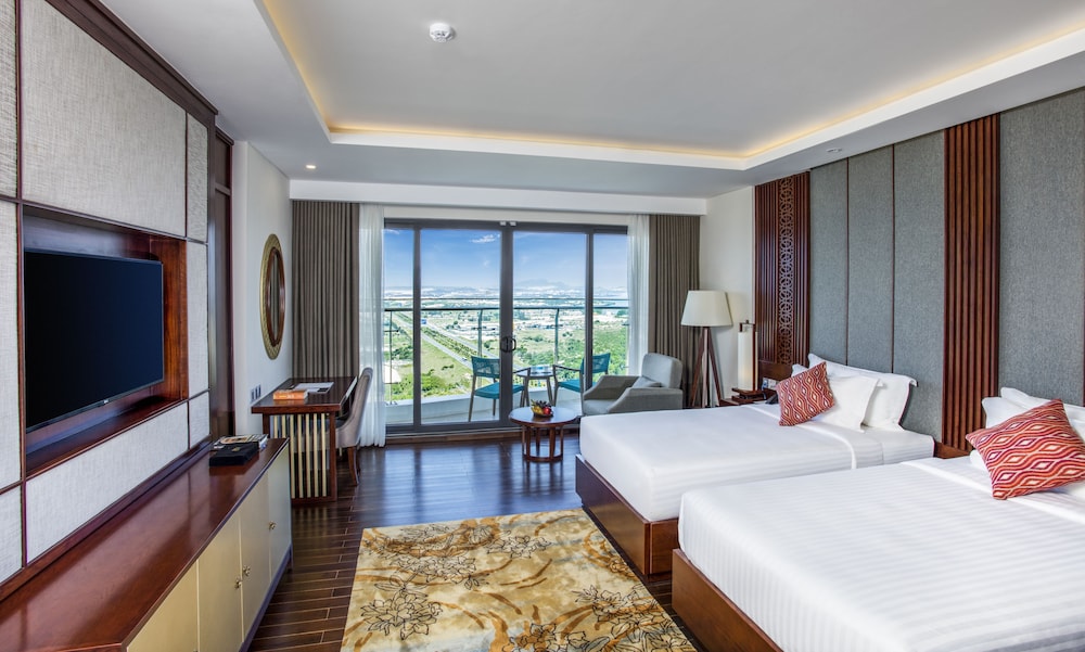 DELUXE, DOUBLE OR TWIN BED, PARTIAL SEA VIEW