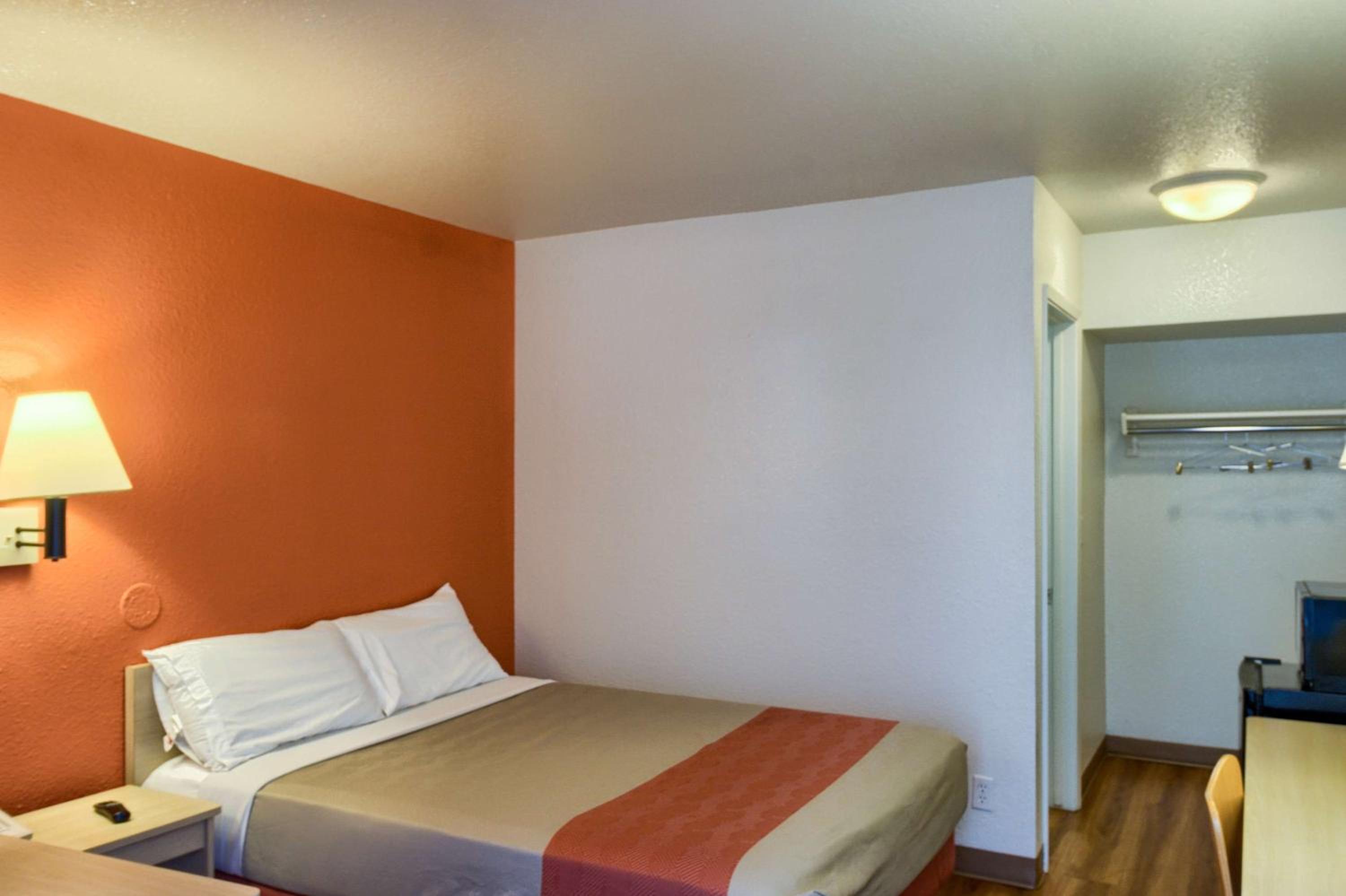 1 Full Bed ADA/RI Shower، Motel6 Everett, WA - North 2/10
