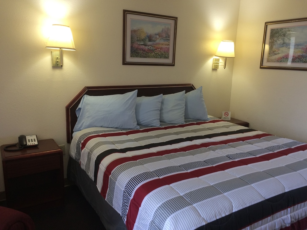 Days Inn And Suites Selma 13/54