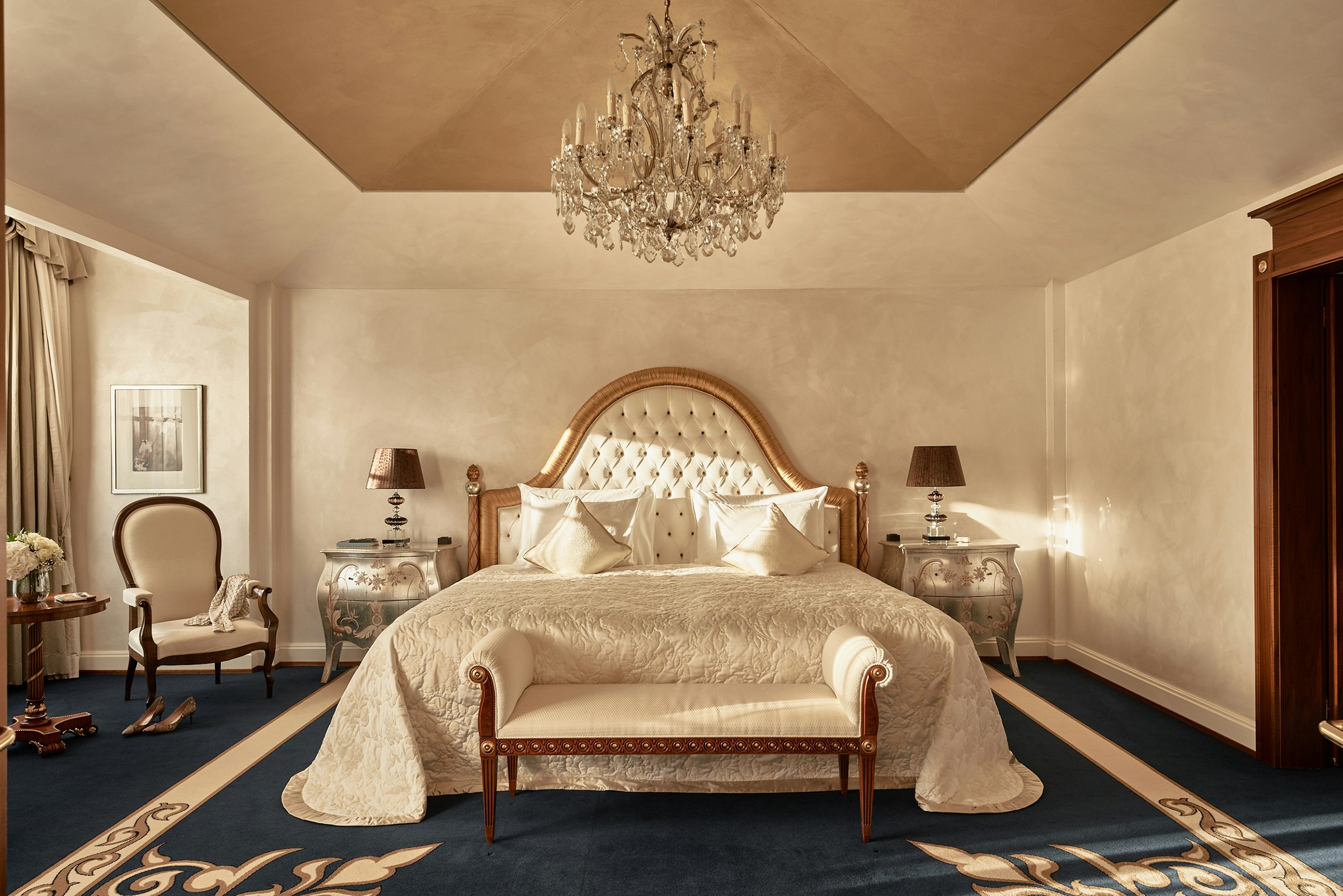 Royal, Suite