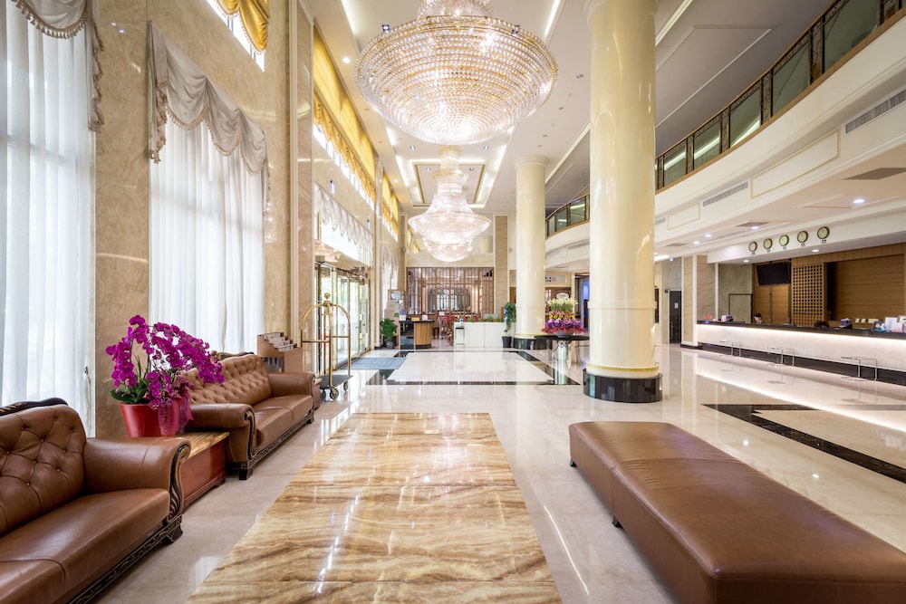 Royal Chiayi Hotel 8/66