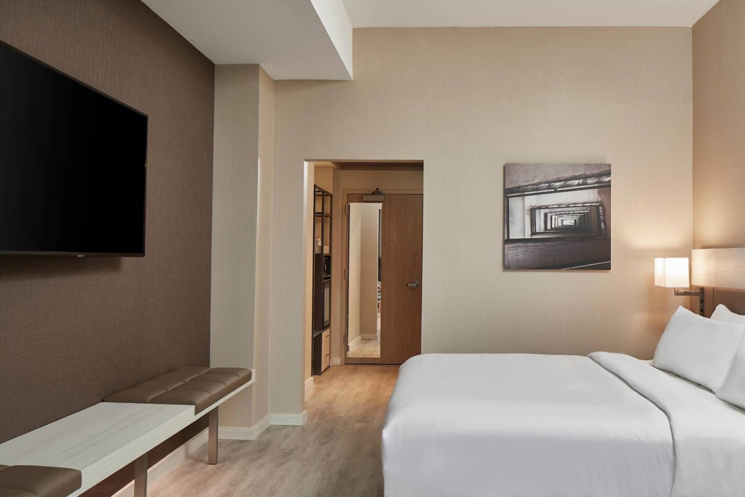 Guest Room, King Bed, City View, Sofa, Balcony