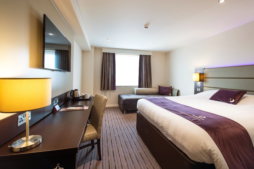 Premier Inn Farnborough Town Centre hotel 16/27