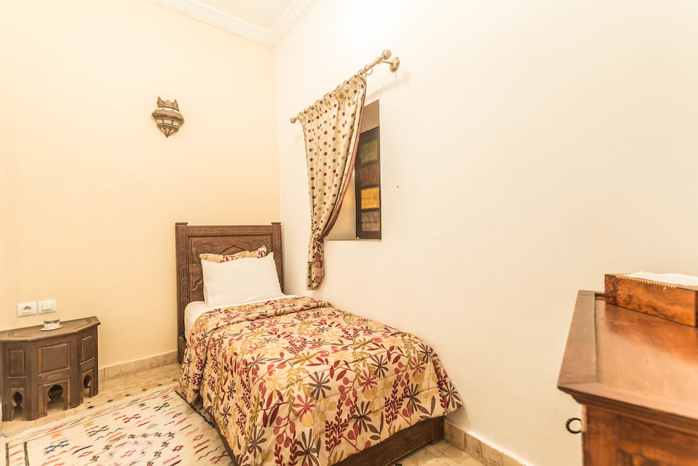 RIAD NASREEN 10/76